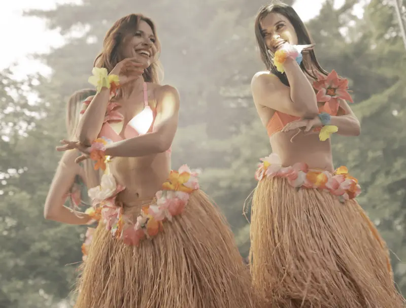 Hawaii Show: dwie tancerki w spódnicach hula